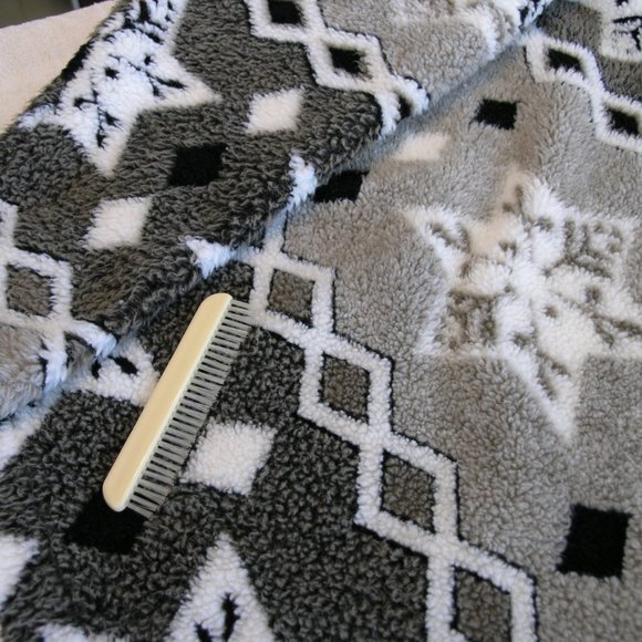 Sherpa Pile Sweater Size Large - Picture 3 of 8